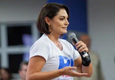 Flávio afirma que Michelle Bolsonaro é pré-candidata ao Senado no Distrito Federal