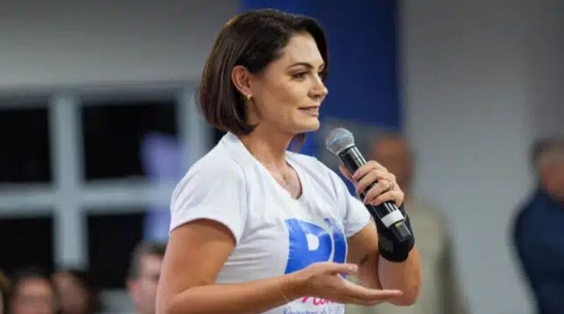 Flávio afirma que Michelle Bolsonaro é pré-candidata ao Senado no Distrito Federal