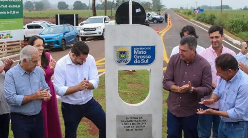 No aniversário de Nioaque, ex-governador participa de inauguração de obras