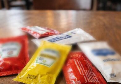 Fim dos sachês? Ketchup, maionese e sal terão uso proibido em restaurantes; veja quando a regra começa