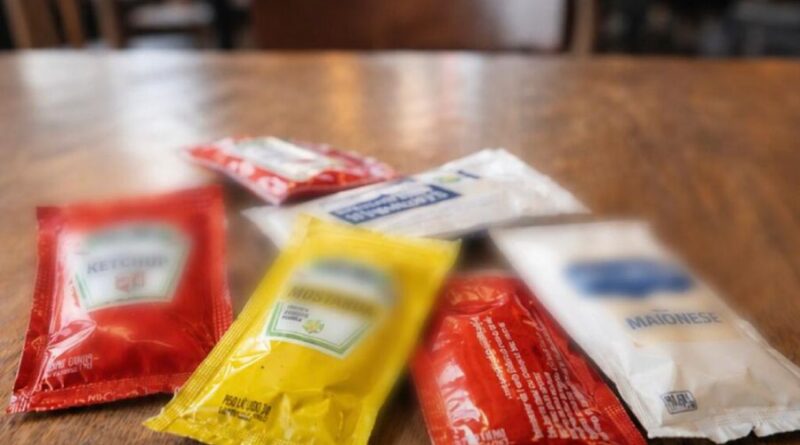 Fim dos sachês? Ketchup, maionese e sal terão uso proibido em restaurantes; veja quando a regra começa