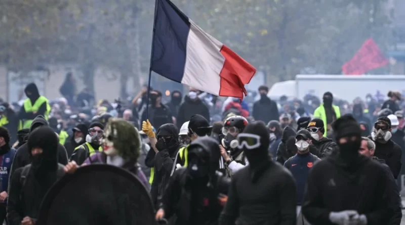 França impõe toque de recolher após protestos violentos em todo o país